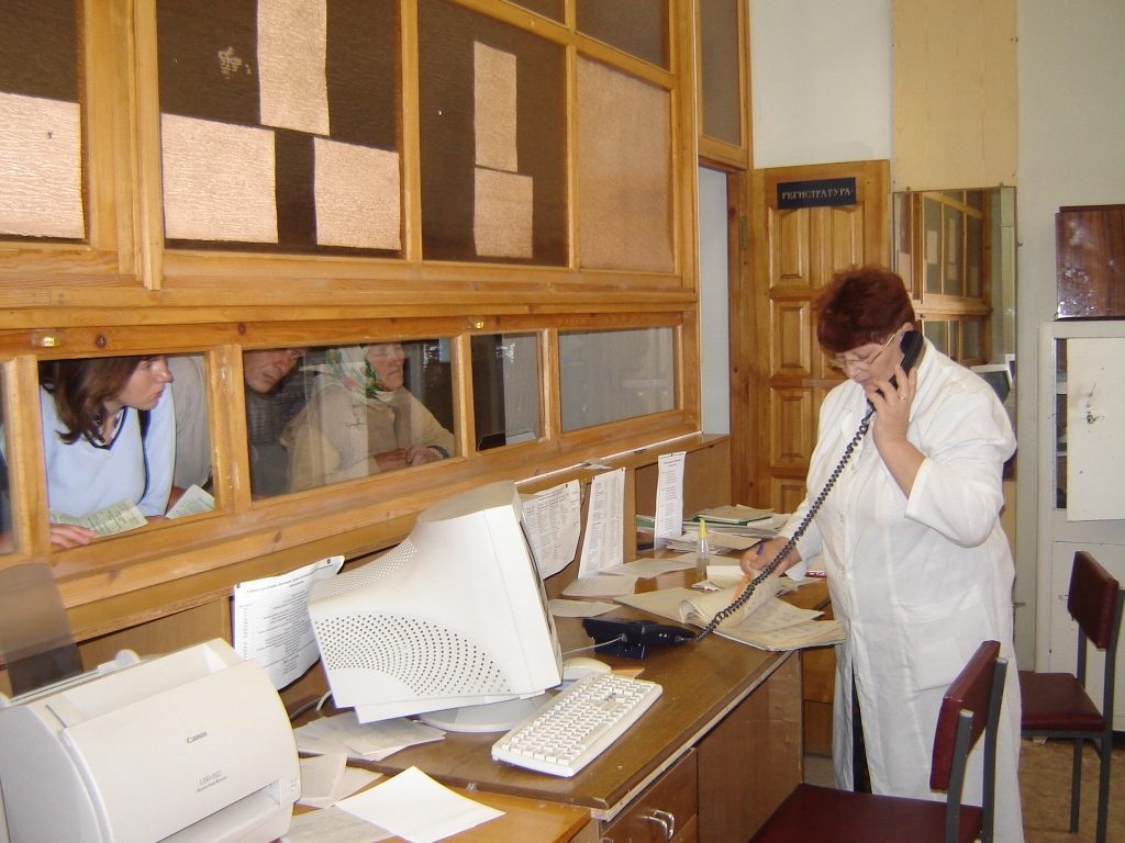 Новочеркасские поликлиники и больницы организуют для инвалидов «горячие линии»
