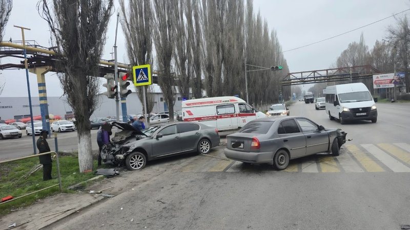На Харьковском шоссе после ДТП Лексус сбил пешехода на переходе