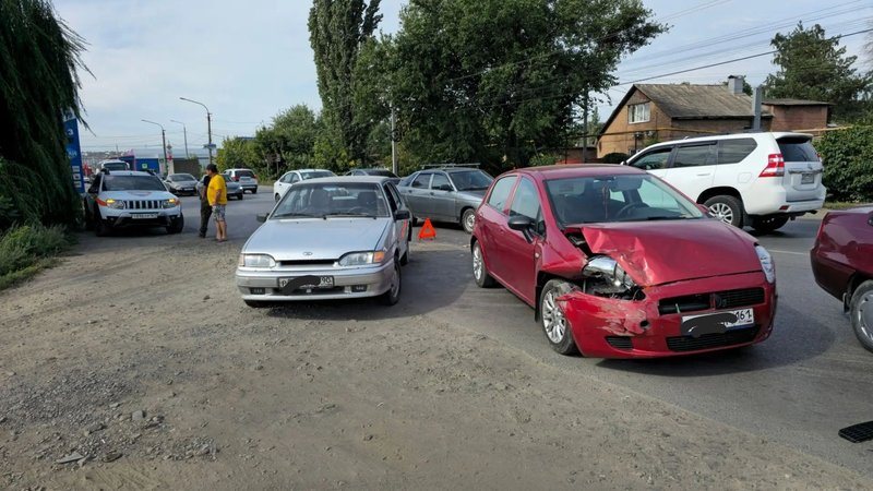 Fiat и ВАЗ-2114 столкнулись у дома 2Б на Харьковской улице