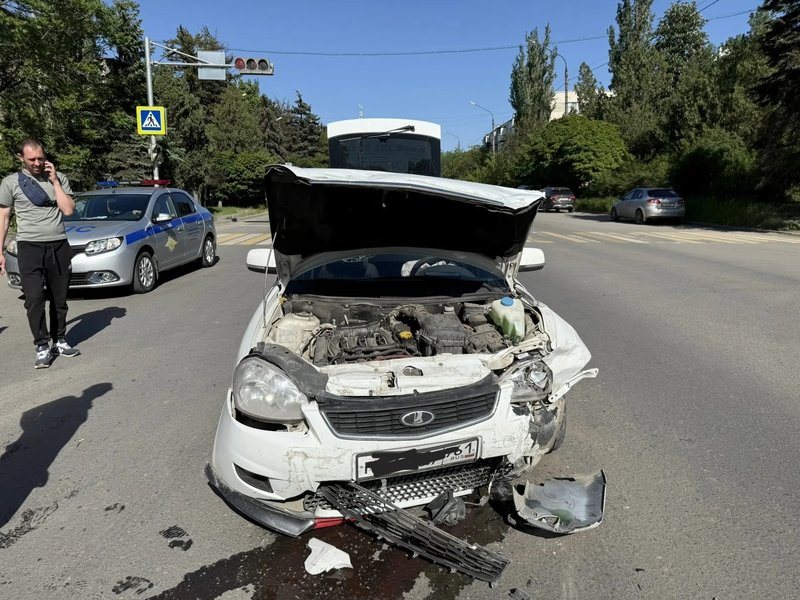 Столкновение на перекрёстке Будённовской: пострадали пассажирки двух автомобилей