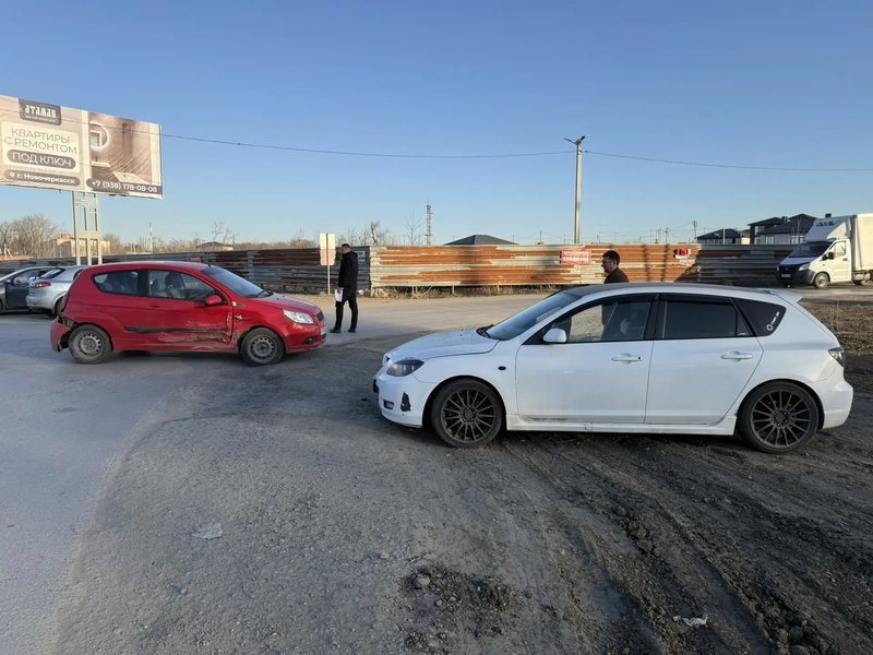 На въезде в Новочеркасск произошло ДТП с участием Шевроле и Мазды