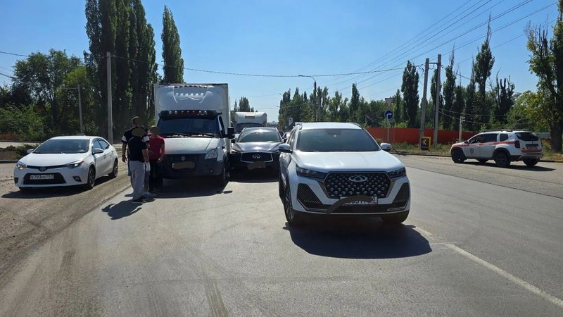 На Харьковском шоссе в Новочеркасске произошло ДТП с участием трёх автомобилей