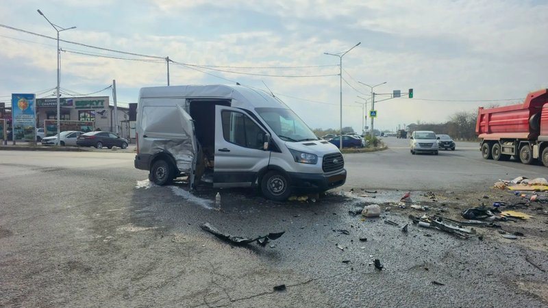 В пригороде Новочеркасска на повороте к 150-й дивизии столкнулись Mercedes и Ford