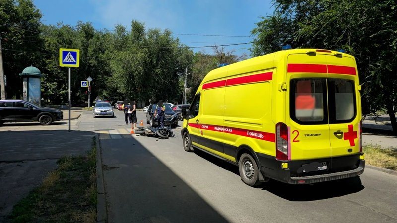 Военнослужащий на мотоцикле пострадал в ДТП на улице Пушкинской в Новочеркасске