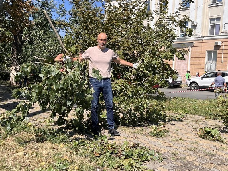 В Новочеркасске продолжают ликвидировать последствия урагана на общественных территориях
