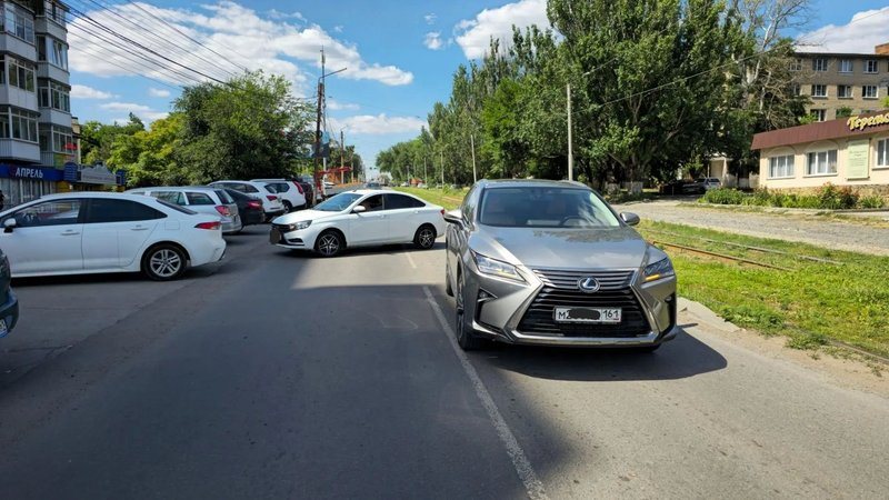 Водительница Лады Весты не заметила Лексус при выезде с парковки