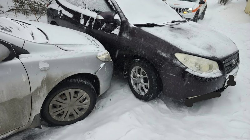 На подъёме у дома 119 по Красноармейской Toyota докатилась до застрявшего Hyundai