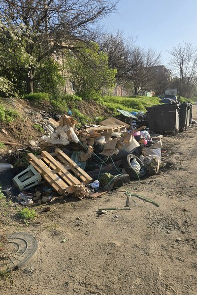 Жители сообщают о свалке на Кавказской, 79: мусор не вывозят три недели