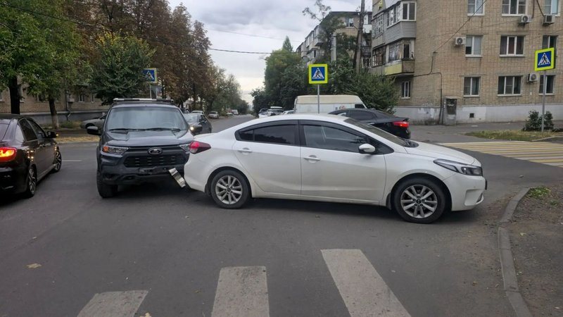 На перекрёстке улиц Ларина и Народная в Новочеркасске столкнулись Lada Niva и Kia Rio