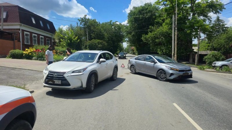 В Новочеркасске на Буденновской, 61 произошло ДТП с участием Kia и Lexus