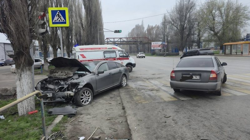 На Харьковском шоссе после ДТП Лексус сбил пешехода на переходе