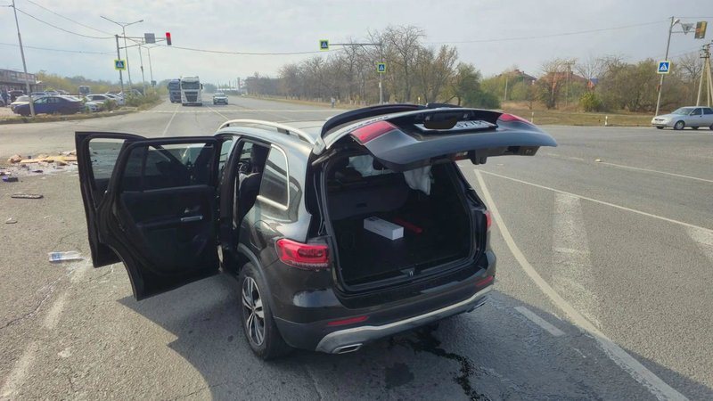 В пригороде Новочеркасска на повороте к 150-й дивизии столкнулись Mercedes и Ford