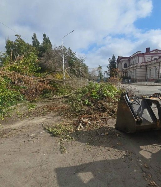 В Новочеркасске начали уборку территории у железнодорожного вокзала