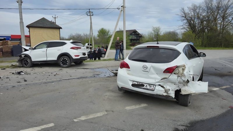 На въезде в Новочеркасск «Хендэ» врезался в «Опель», пропускавший встречный поток