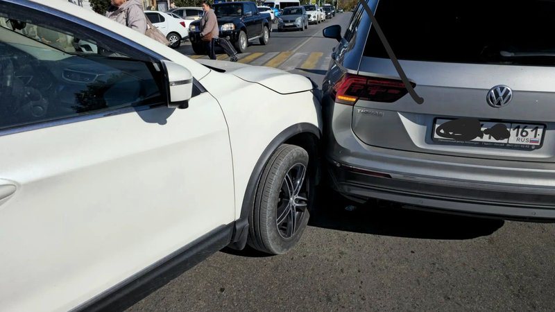 В Новочеркасске Nissan врезался в Volkswagen, остановившийся перед пешеходным переходом