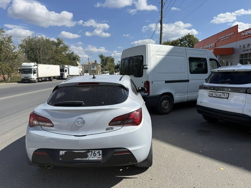 Renault при выезде с парковки столкнулся с Opel на Будённовской