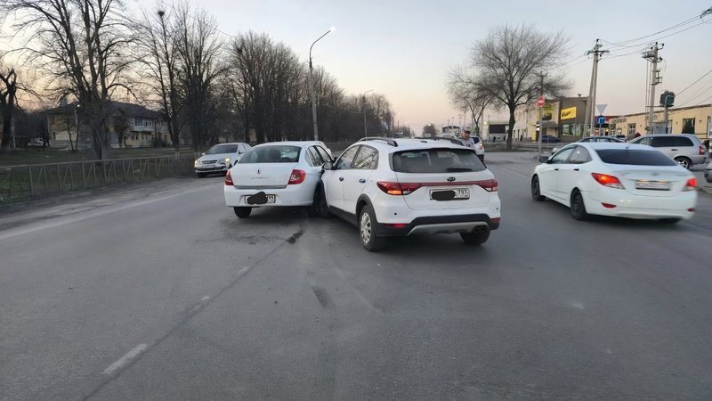На Харьковской водитель Киа не пропустил Рено при выезде с прилегающей территории
