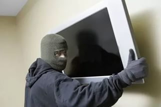Вор через окно вынес домашний кинотеатр