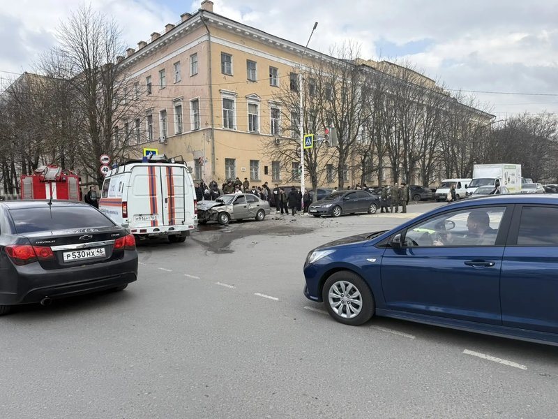 В центре Новочеркасска на Платовском столкнулись автомобили, трое пострадавших