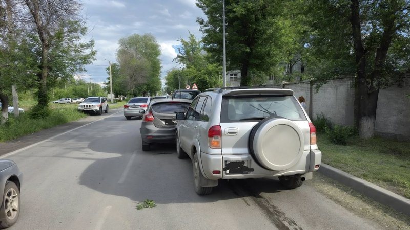 На улице Машиностроителей в Новочеркасске Toyota врезалась в Ford Focus и подтолкнула его под пикап