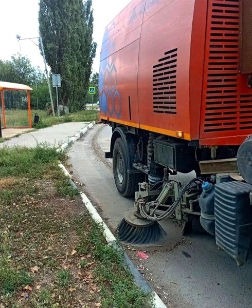 В Новочеркасске продолжаются уборка улиц и обновление остановок