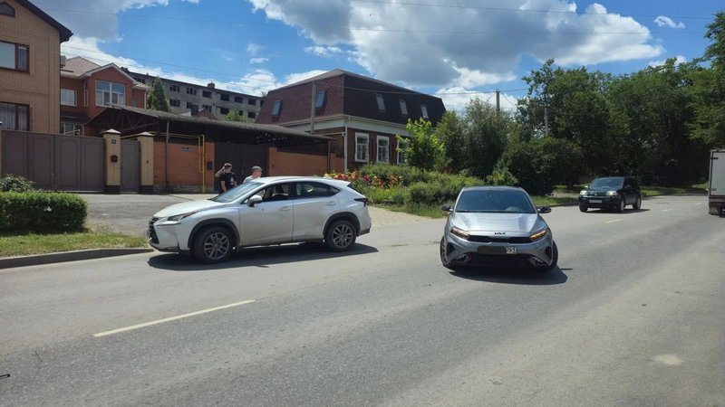 В Новочеркасске на Буденновской, 61 произошло ДТП с участием Kia и Lexus