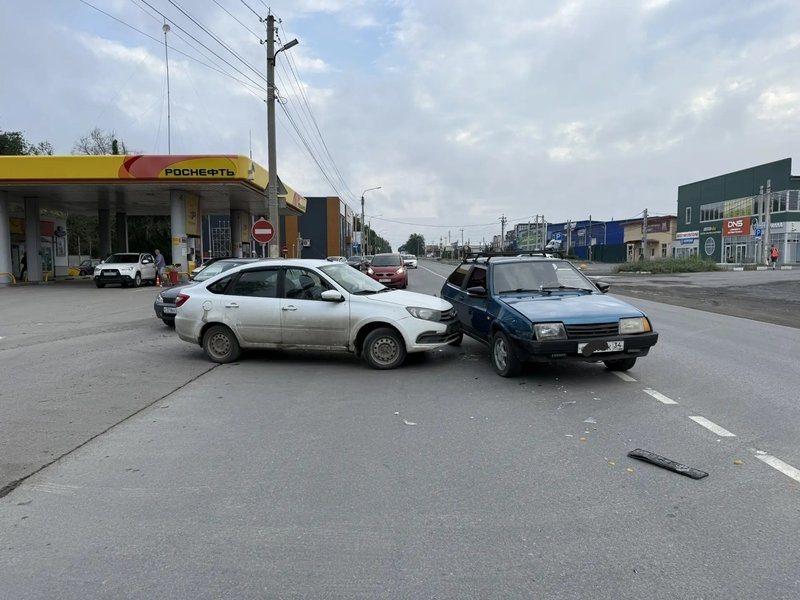 На Харьковском шоссе в Новочеркасске столкнулись LADA Granta и ВАЗ-2108