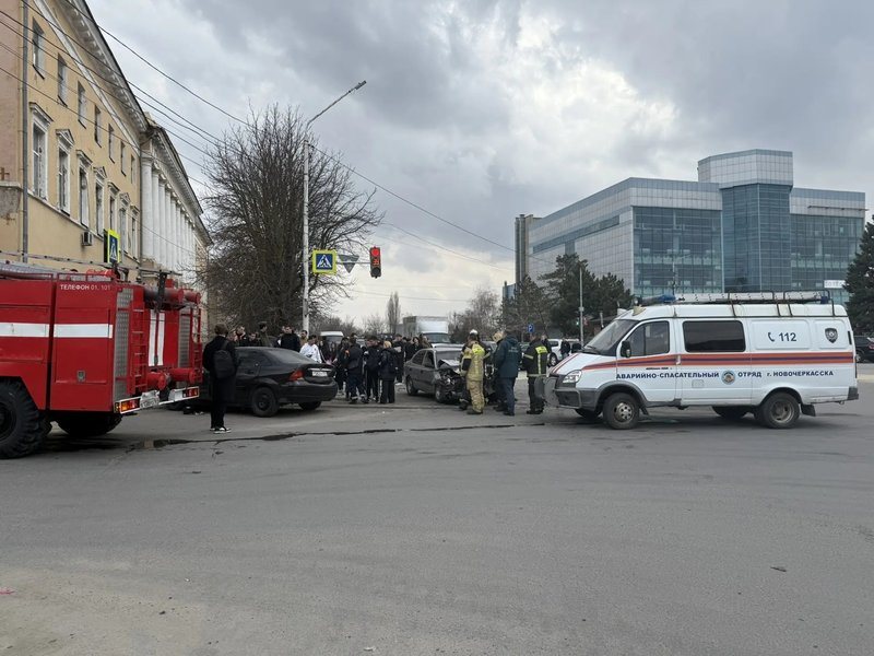В центре Новочеркасска на Платовском столкнулись автомобили, трое пострадавших