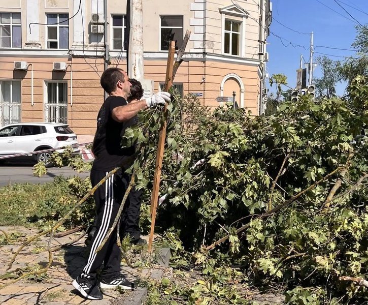В Новочеркасске продолжают ликвидировать последствия урагана на общественных территориях