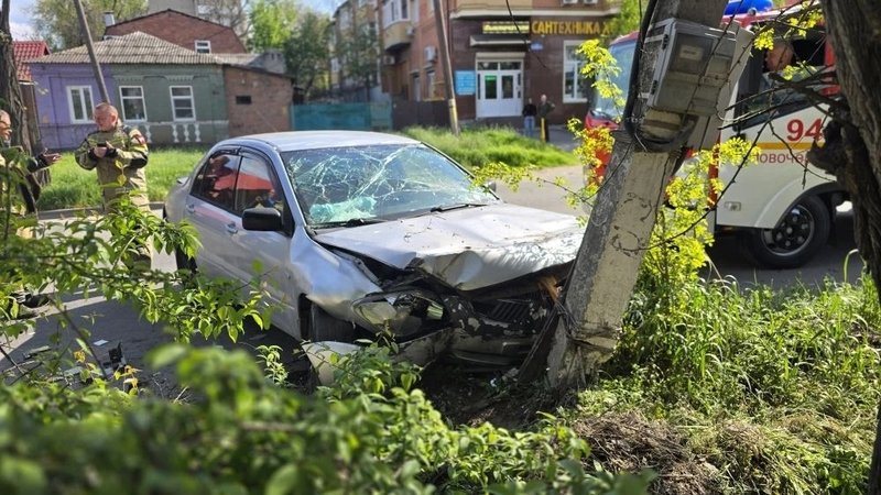 На Будённовской гоночный автомобиль врезался в опору ЛЭП, пилот и штурман получили медпомощь