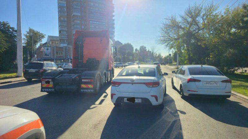 Грузовик Volvo и Kia столкнулись на площади Юбилейной в Новочеркасске
