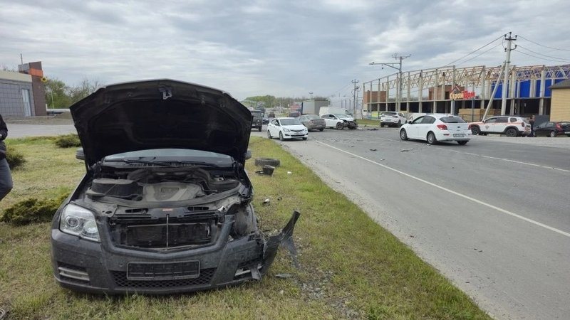 На въезде в Новочеркасск «Хендэ» врезался в «Опель», пропускавший встречный поток
