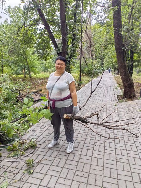 Новочеркасцы убирают Парк Электровозостроителей после ливня и ветра