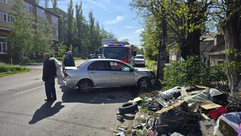 На Будённовской гоночный автомобиль врезался в опору ЛЭП, пилот и штурман получили медпомощь