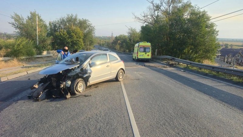 Водитель Opel на спуске Герцена в Новочеркасске врезался в отбойник и скрылся с места