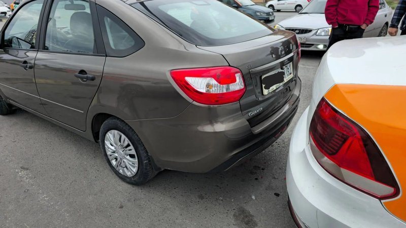 На парковке на улице Мацоты, 58 при движении задним ходом столкнулись Volkswagen и Lada Granta