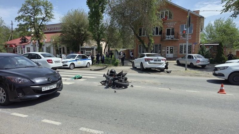 В Персиановском мотоцикл столкнулся с Kia, мотоциклист госпитализирован