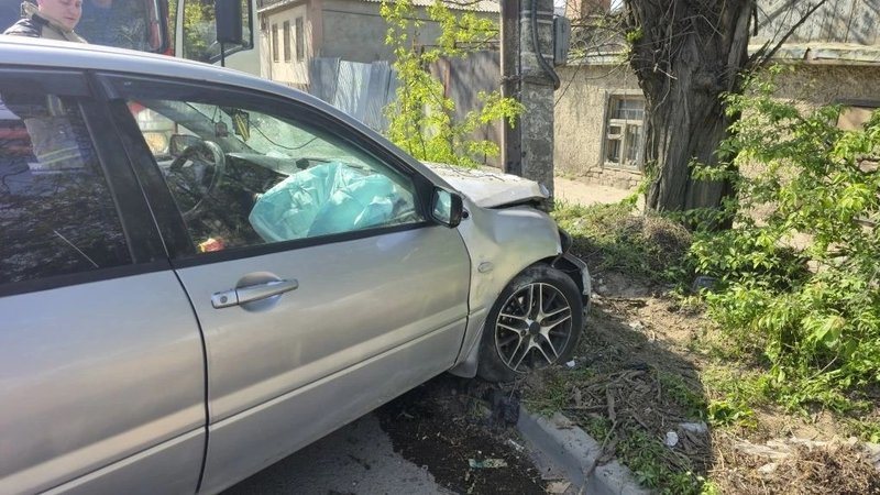 На Будённовской гоночный автомобиль врезался в опору ЛЭП, пилот и штурман получили медпомощь