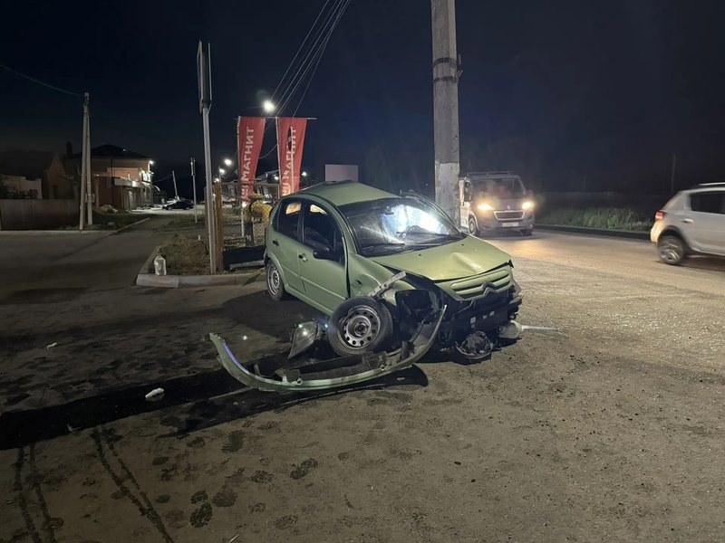На Харьковском шоссе в Новочеркасске Citroën врезался в столб, четыре человека пострадали