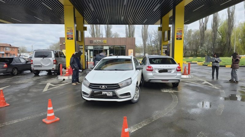 На заправке «Роснефть» на Харьковском шоссе водитель Lada Vesta пытался заправиться задним ходом