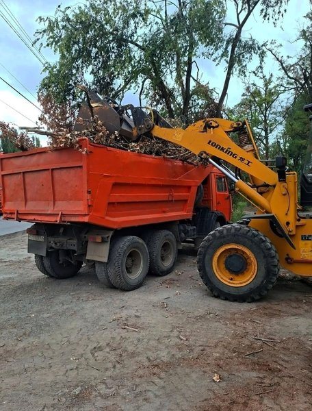 В Новочеркасске продолжаются уборка улиц и обновление остановок