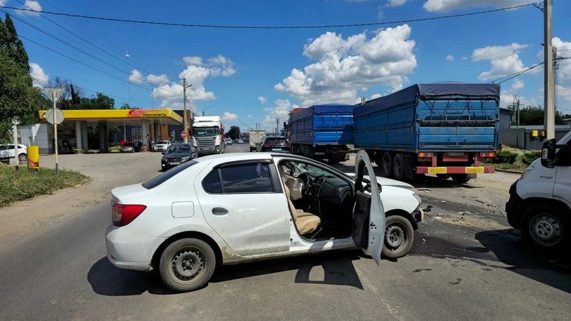 На въезде в Новочеркасск Renault выехал на встречную полосу и столкнулся с грузовиком
