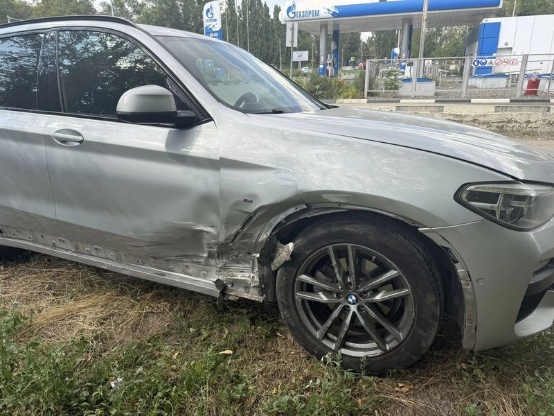 На Харьковском шоссе BMW и Lifan столкнулись при повороте, пострадала пассажирка