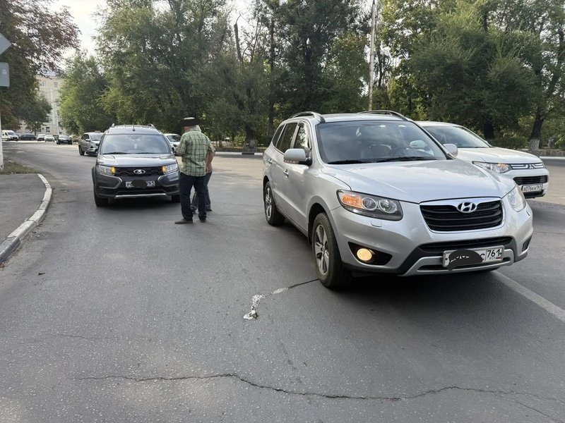 На съезде с Троицкой на проспект Ермака столкнулись Hyundai и Lada Largus