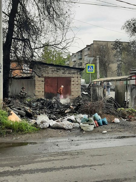 Свалка на углу Михайловской и Думенко загорелась, огонь не перекинулся на жилой двор
