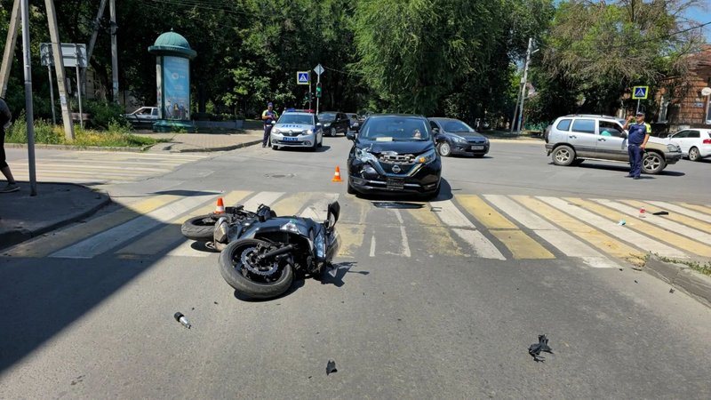 Военнослужащий на мотоцикле пострадал в ДТП на улице Пушкинской в Новочеркасске