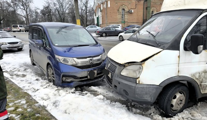 На перекрёстке Александровской и Разина грузовик врезался в припаркованную Honda