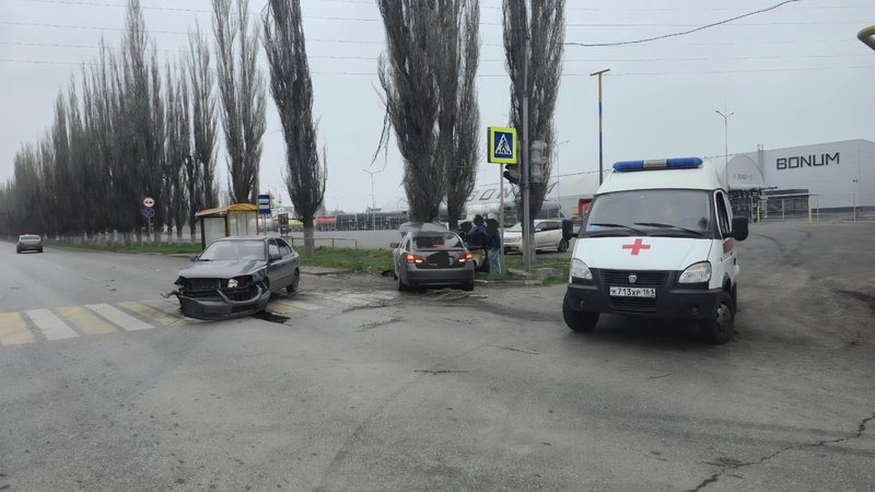 На Харьковском шоссе после ДТП Лексус сбил пешехода на переходе