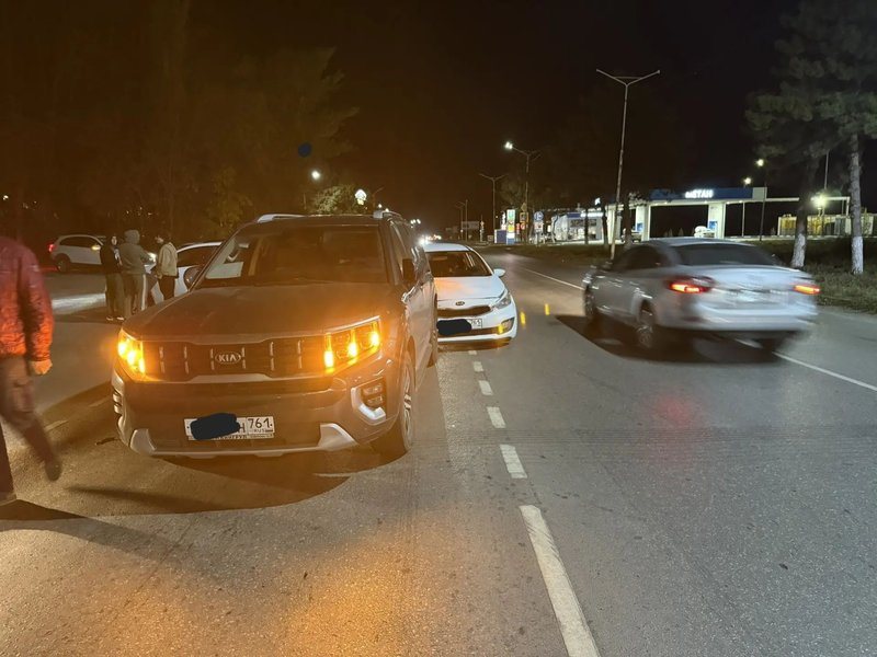 Водитель Kia Ceed не смог избежать столкновения с Kia Mohave у поворота на Терапию