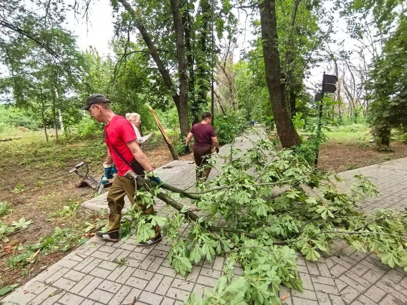 Новочеркасцы убирают Парк Электровозостроителей после ливня и ветра